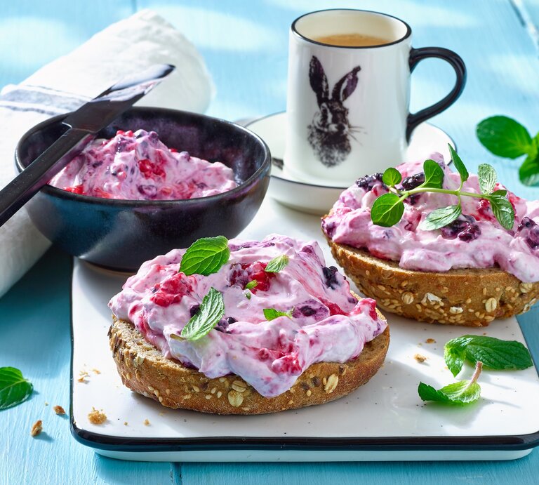Drei Brötchen mit Beeren-Quark / Schale mit Beerenquark / Messer / Teetasse / Nahaufnahme | © Matthias Liebich
