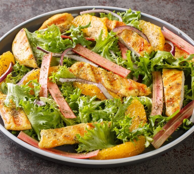 Eine graue Schüssel mit dem Salat auf einem mattgrauen Untergrund. | © Shutterstock/ ALLEKO