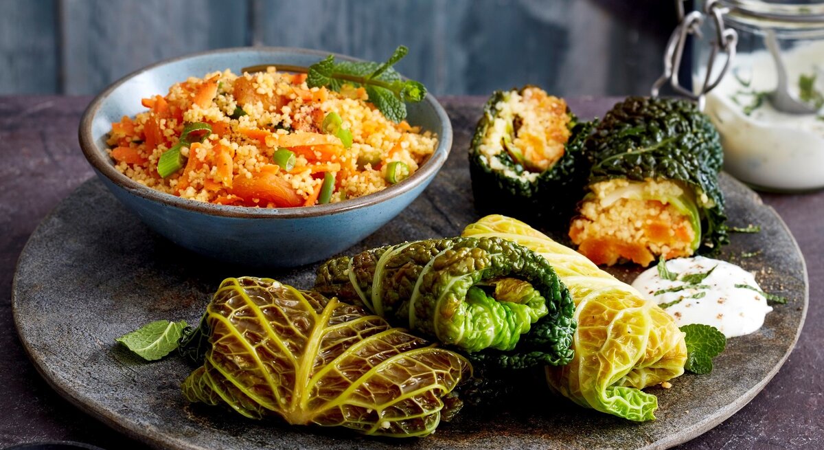 Orientalische Wirsingrouladen mit Couscous.