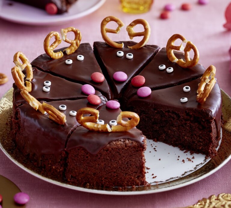 Auf einem Teller liegt eine niedliche Rudolftorte. Sie ist mit Bretzeln und Zuckeraugen verziert. | © EAT CLUB / Isabell Triemer