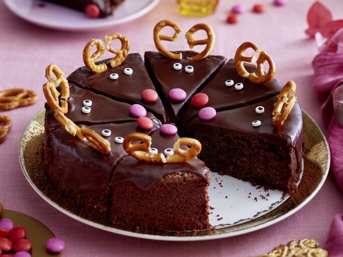 Auf einem Teller liegt eine niedliche Rudolftorte. Sie ist mit Bretzeln und Zuckeraugen verziert. | © EAT CLUB / Isabell Triemer