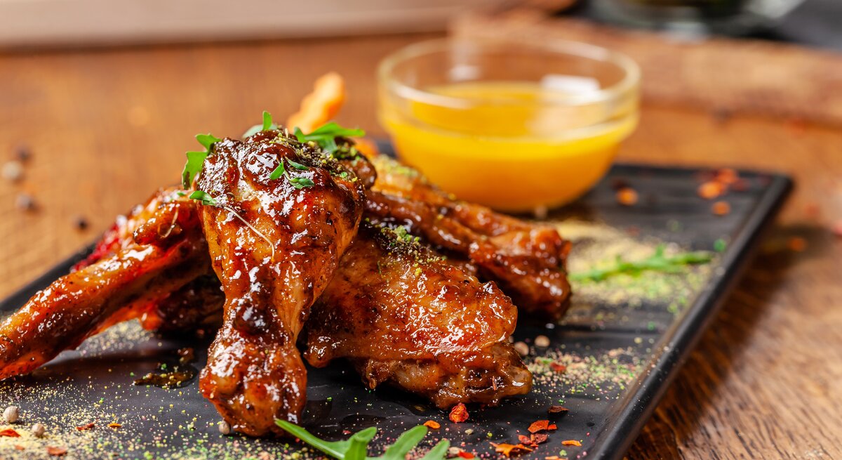 BBQ-Hähnchen in Rhabarber-Aprikosen-Marinade mir gelber Soße