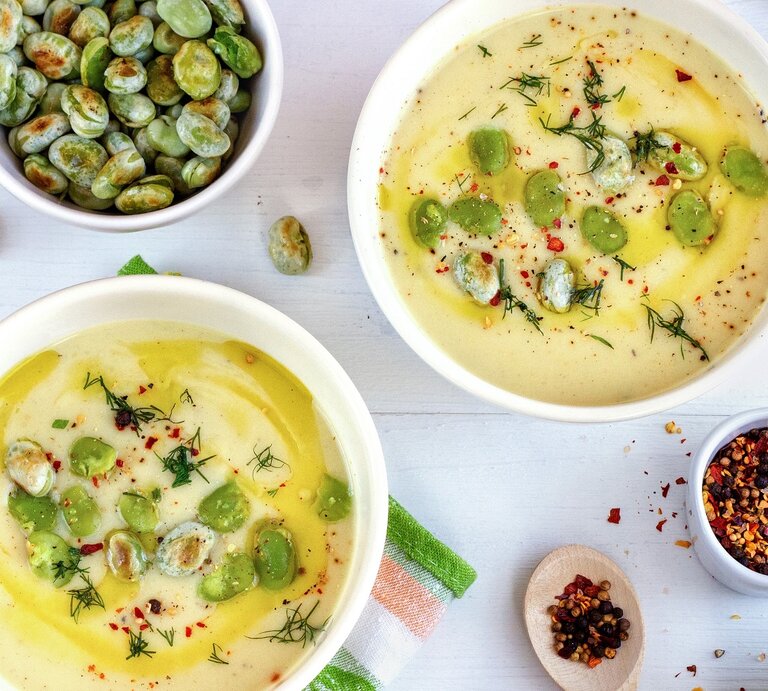 Zwei Suppenteller auf einem weißen Tisch mit Bohnen, Brot, Chilipulver und Kohlrabi. | © Shutterstock/ Monika_1