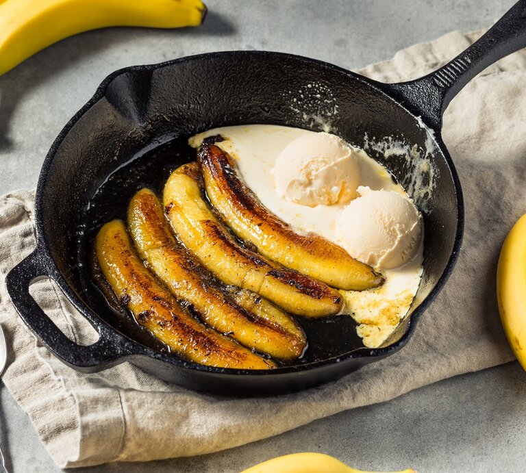 Eine Pfanne mit Rum-Bananen mit Vanilleeis. | © Shutterstock/Brent Hofacker