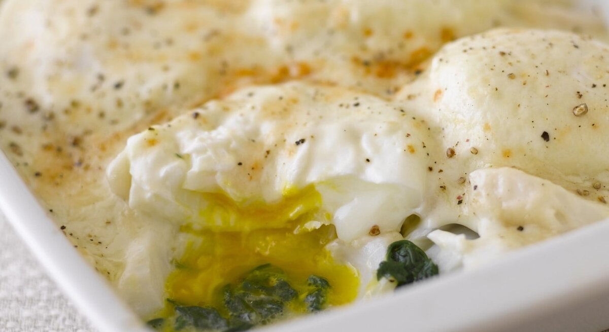 In einer Form ist mit Ei überbackene Fischfilets angerichtet. Es ist mit Ei und Käse überbacken.