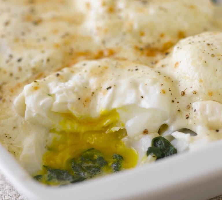 In einer Form ist mit Ei überbackene Fischfilets angerichtet. Es ist mit Ei und Käse überbacken. | © StockFood / Stowell, Sam