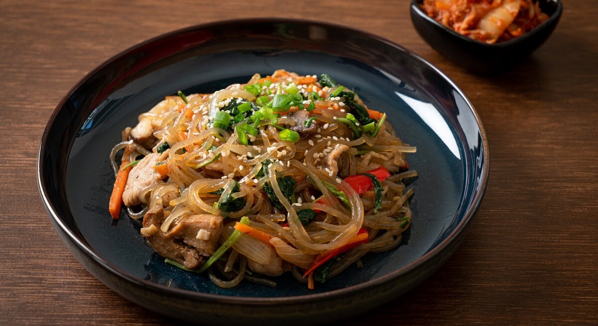 Runde Schale / koreanischer Glasnudelsalat Japchae / Draufsicht schräg / Schale mit Kimchi / | © Shutterstock/gowithstock