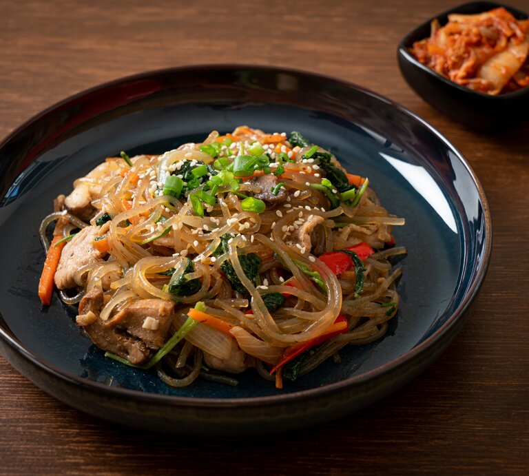 Runde Schale / koreanischer Glasnudelsalat Japchae / Draufsicht schräg / Schale mit Kimchi / | © Shutterstock/gowithstock