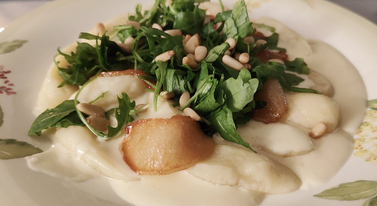 Gnocchi in Provolone-Creme mit karamellisierten Birnen