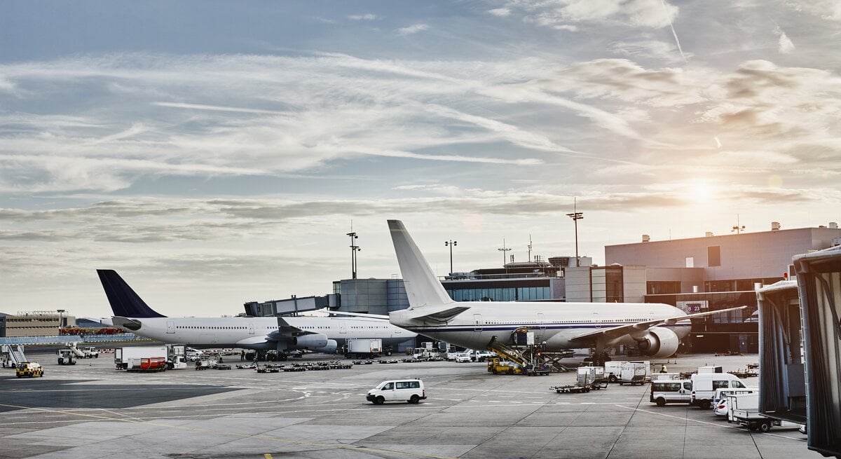Ein Flughafen im Abendlicht.