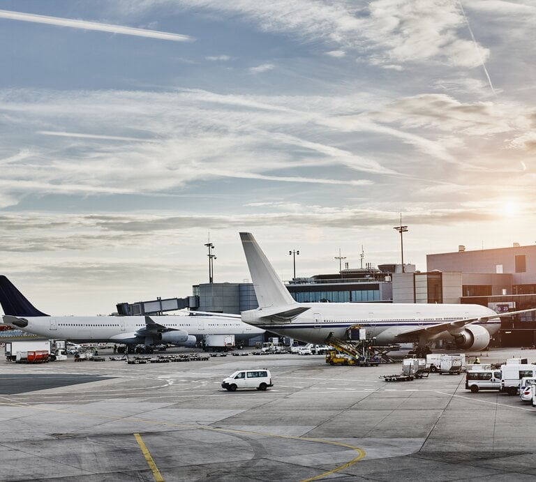 Ein Flughafen im Abendlicht. | © Getty Images / Westend61