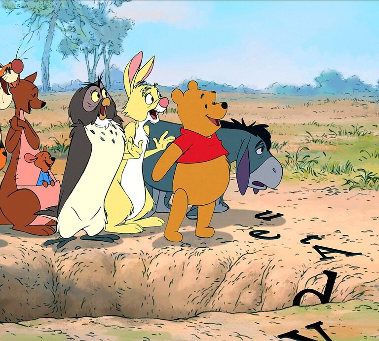 Die Winnie Puuh Charaktere schauen erfreut zur Seite. | © IMAGO / Mary Evans