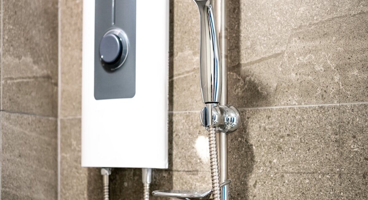 Ein Durchlauferhitzer im Badezimmer.