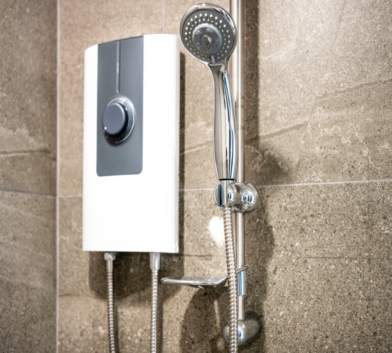 Ein Durchlauferhitzer im Badezimmer. | © shutterstock/Santiparp Wattanaporn
