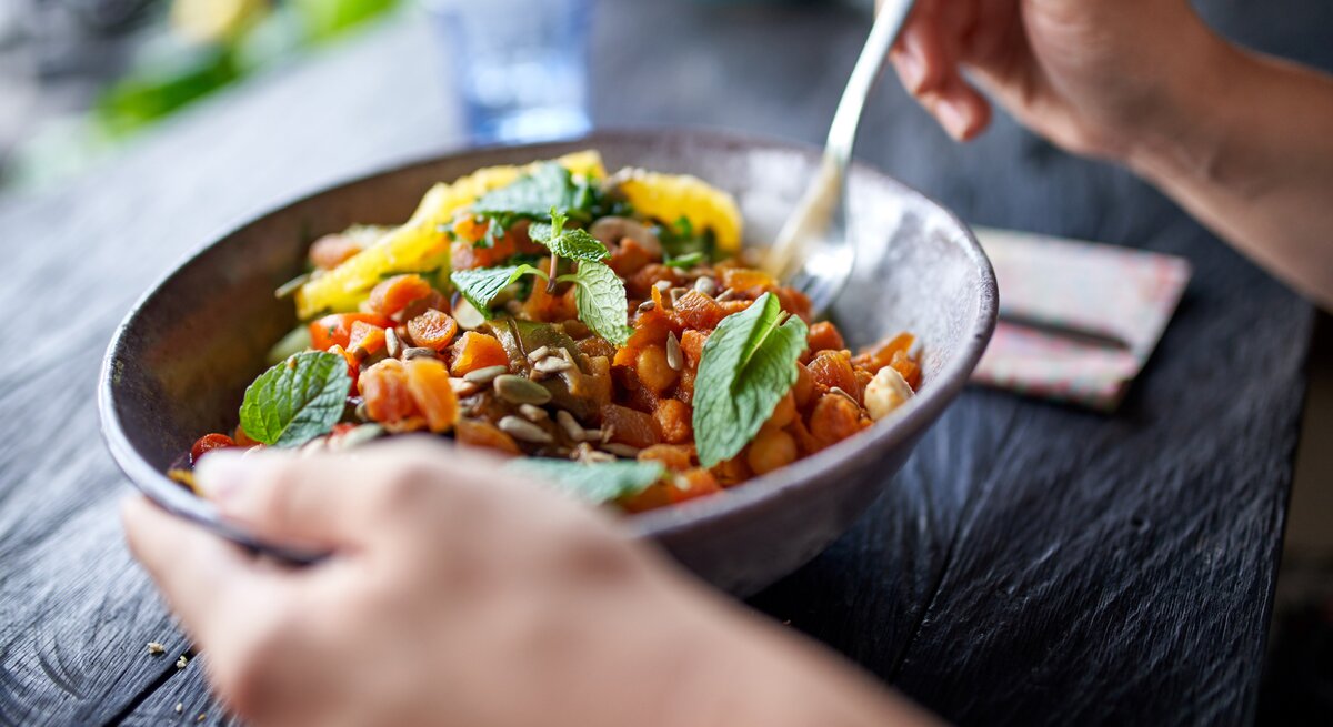 Ein leckerer Salat aus roten Linsen, Tomaten, Kürbiskernen und etwas Minze. 