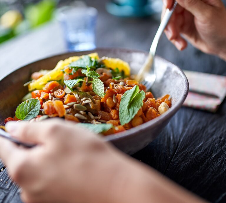 Ein leckerer Salat aus roten Linsen, Tomaten, Kürbiskernen und etwas Minze.  | © GettyImages/julief514