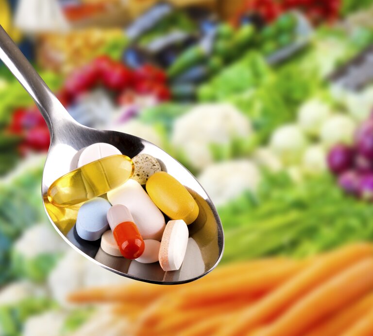 Nahrungsergänzungsmittel können niemals eine ausgewogene Ernährung ersetzen. | © istock/ronstik 