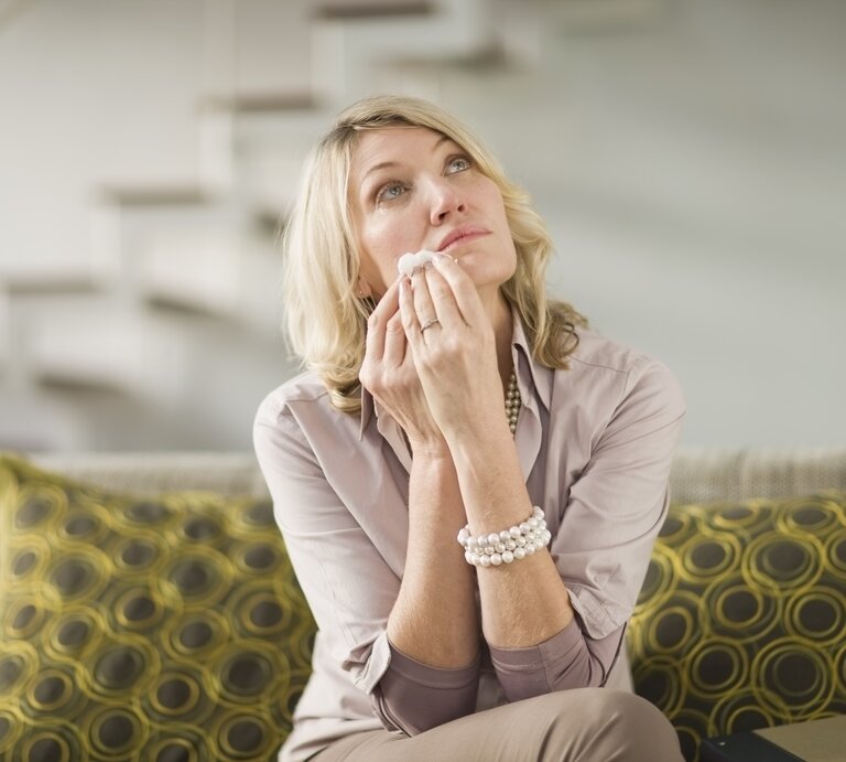 Frau wischt Tränen von der Wange | © Getty Images/Zero Creatives