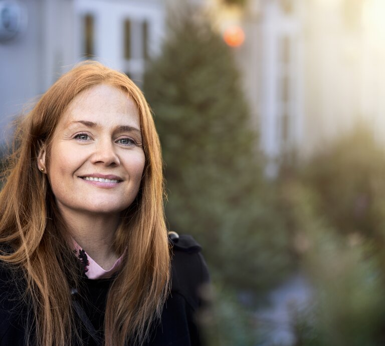 frau glücklich herbst | © istock.com / HRAUN