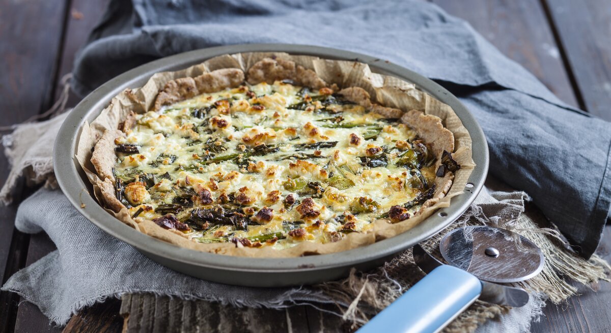 Spargel-Feta-Tarte in Auflaufform.