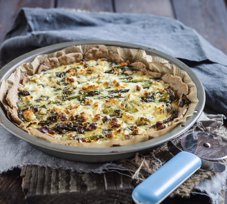 Spargel-Feta-Tarte in Auflaufform. | © Getty Images/Westend61