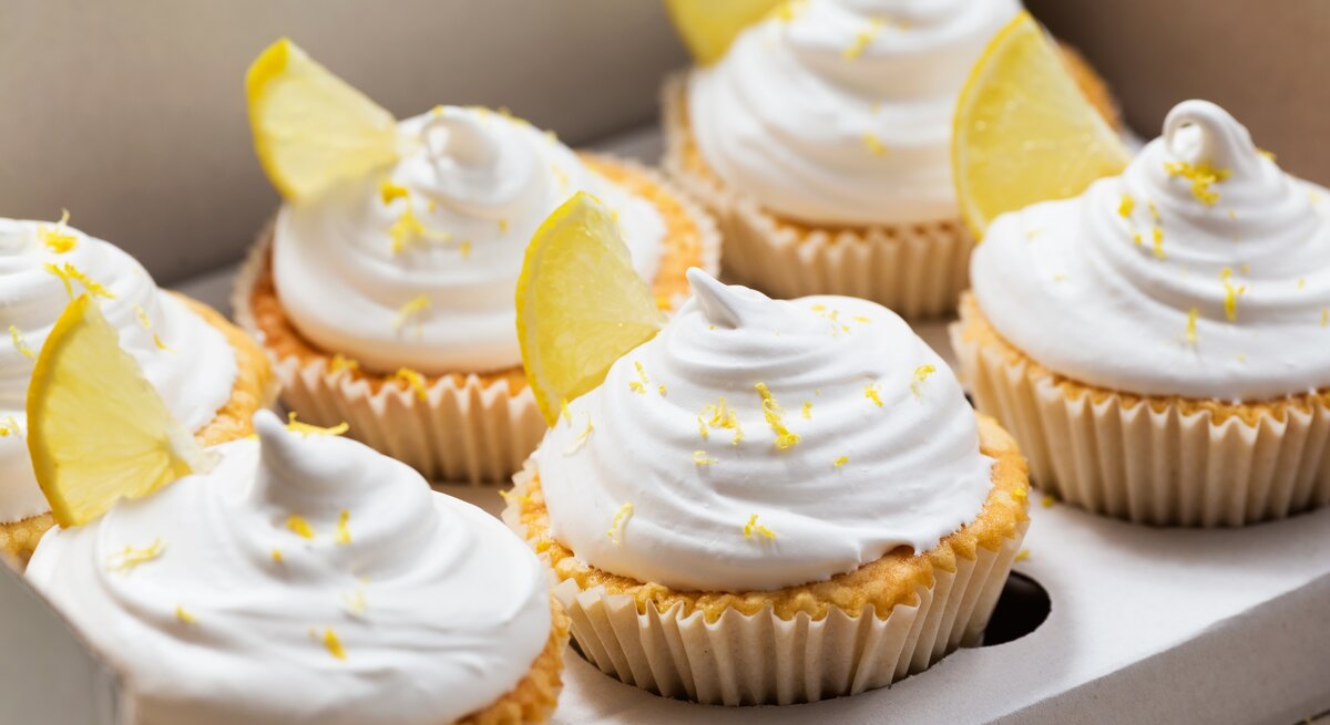 Frontalsicht: Zitronen-Cupcakes mit süßem Hut in Muffin-Formen