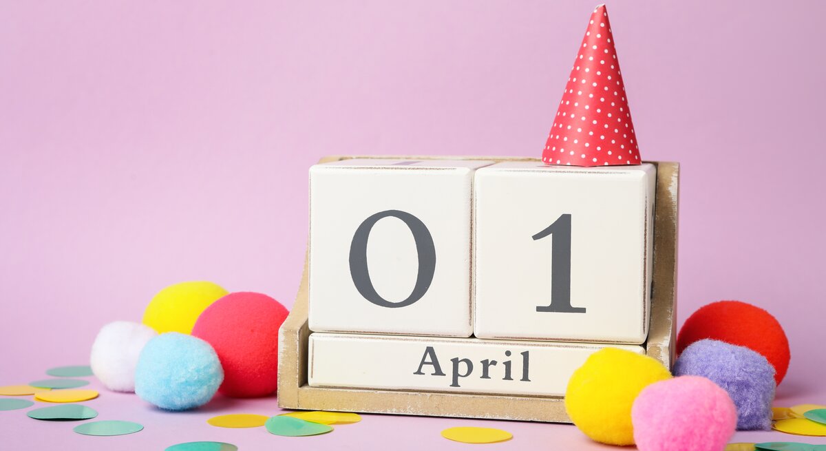 Kalender mit Datum 1. April und  bunter Deko drumherum
