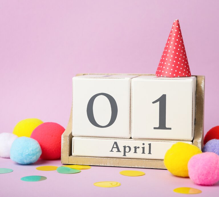 Kalender mit Datum 1. April und  bunter Deko drumherum | © Getty Images/Liudmila Chernetska