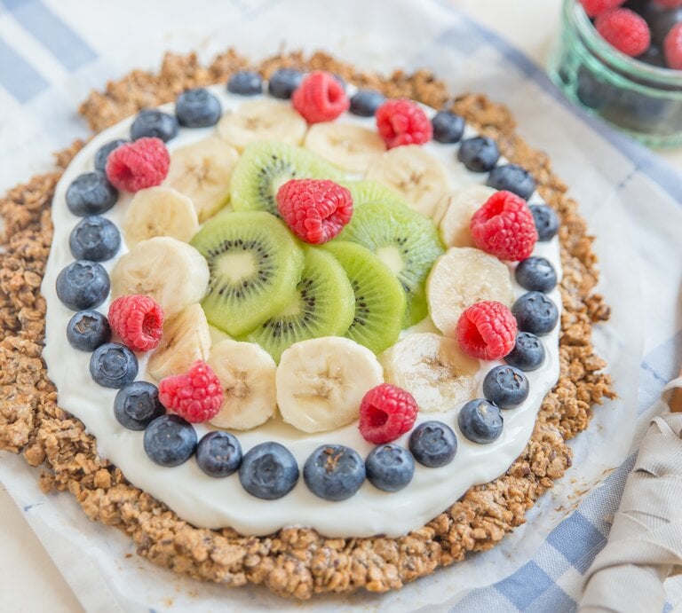 Frühstückspizza aus Haferflocken mit Quark & Früchten auf weißem Teller.  | © Getty Images/A_Lein