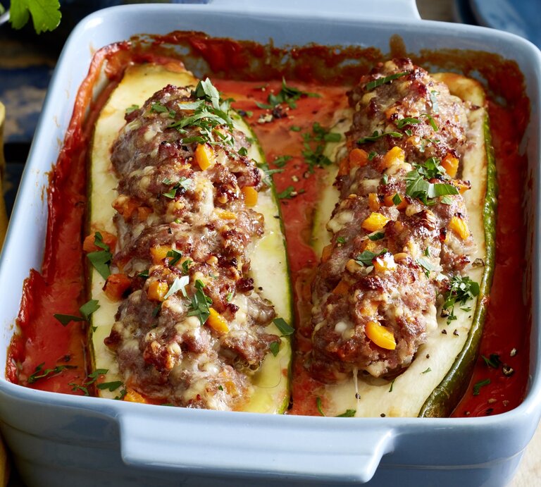 In einer Auflaufform ist gefüllte Schmorgurken angerichtet. Sie ist mit Hackfleisch gefüllt. | © EAT CLUB / Isabell Triemer