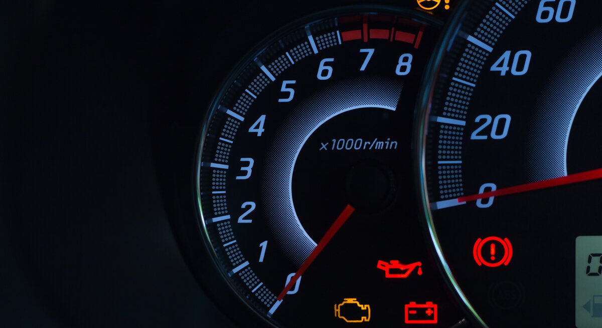Kontroll-und Warnleuchten leuchten im Auto-Cockpit. 