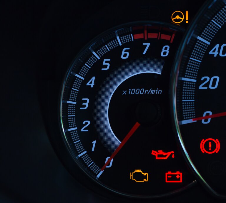 Kontroll-und Warnleuchten leuchten im Auto-Cockpit.  | © shutterstock/Somnuek saelim