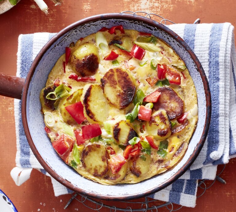  Tortilla mit Paprika und Kartoffeln in einer Pfanne / Küchentuch / Draufsicht | © EAT CLUB / Isabell Triemer
