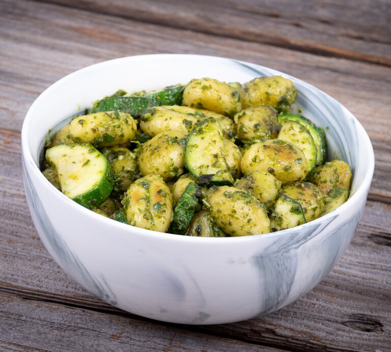 Eine Schale Gnocchi-Zucchini-Salat steht auf einem Tisch | © Shutterstock / julie deshaies