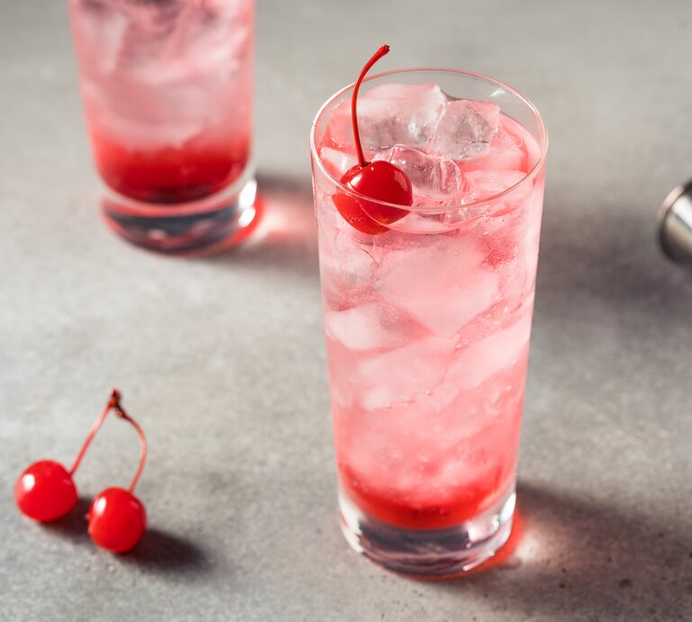 Zwei Gläser mit Dirty Shirley, verziert mit einer Cocktail-Kirsche.  | © Getty Images/bhofack2