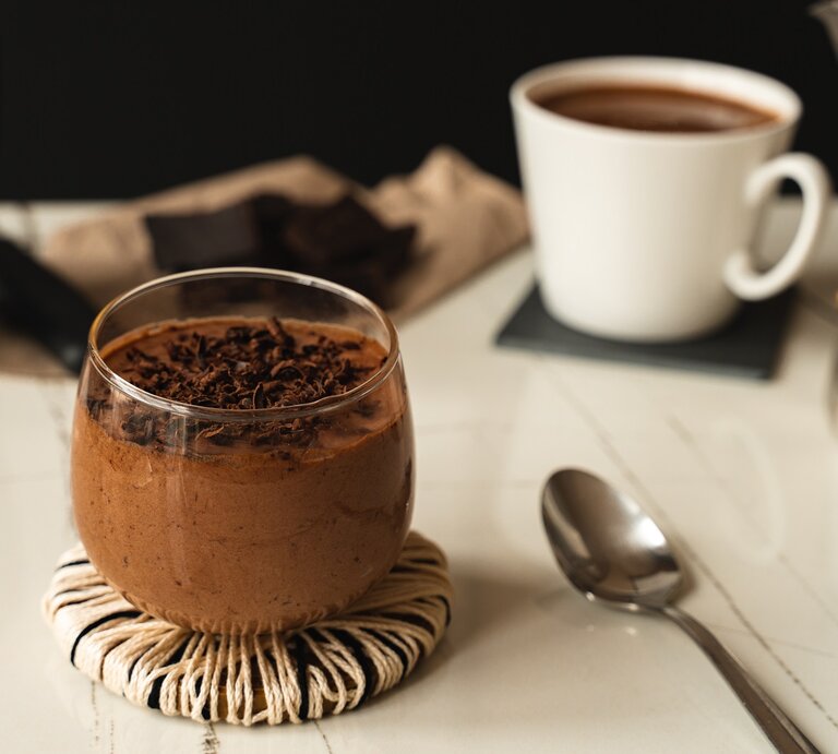 Ein Glas mit Schoko-Espresso-Mousse auf einem weißen Tisch. | © Shutterstock/Studio Roux