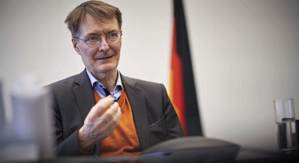 In der Klartext-Runde steht Karl Lauterbach drei Leser*innen-Expertinnen Rede und Antwort.