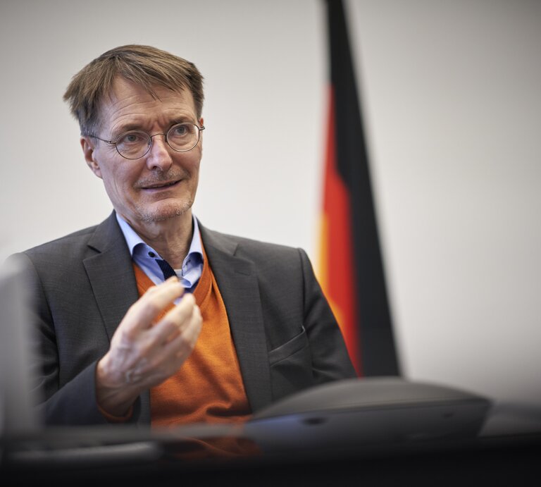 In der Klartext-Runde steht Karl Lauterbach drei Leser*innen-Expertinnen Rede und Antwort. | © Bild der Frau/Christoph Michaelis