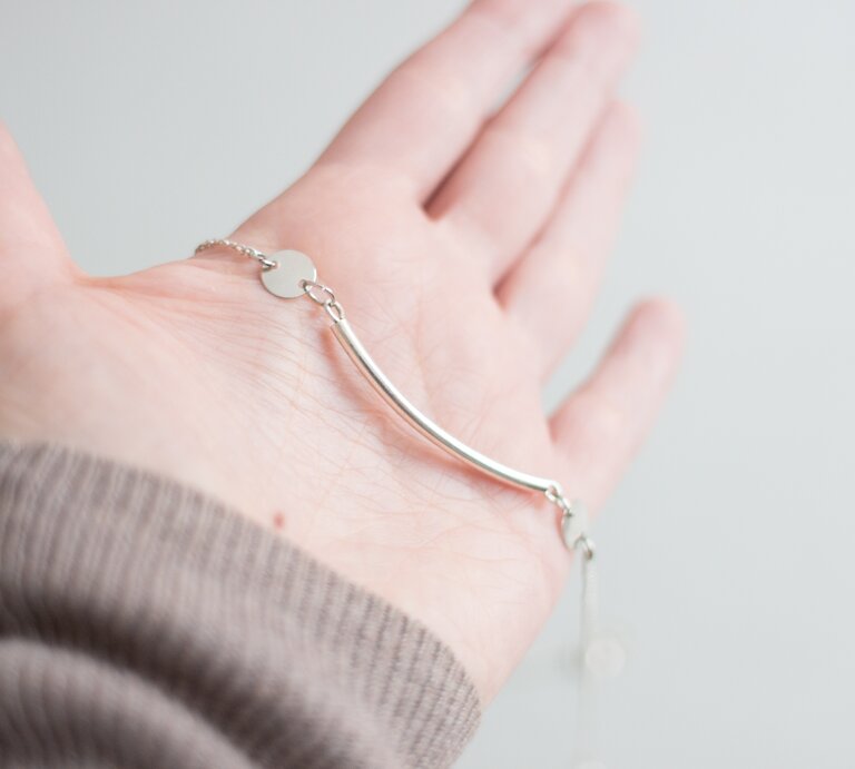Ein silbernes Armband liegt auf einer ausgestreckten Hand. | © Getty Images/Sanja Glusic / EyeEm