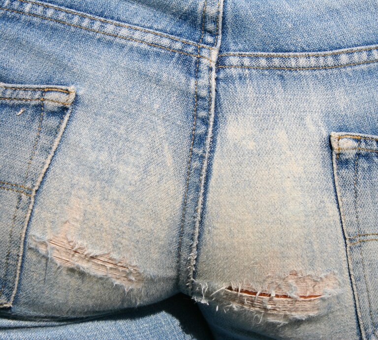 Eine Jeans von hinten, die am Gesäß gerissen ist | © Getty Images /	micheldenijs