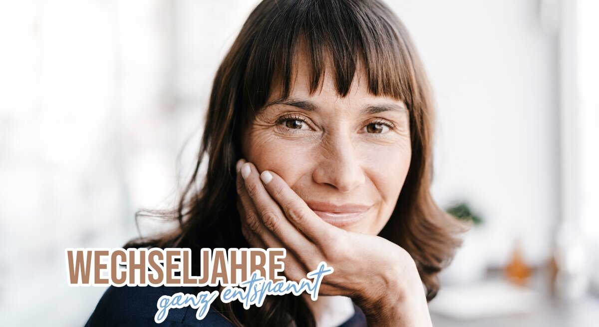 Ein Portrait einer lächelnden Frau mittleren Alters mit schulterlangem braunem Haar. Sie hat ihre Hand liebevoll an ihre Wange gelegt und blickt entspannt in die Kamera. Ihr freundliches Lächeln und ihre sanften Gesichtszüge vermitteln ein Gefühl von Gelassenheit und Zufriedenheit. Am unteren Bildrand steht in stilisierter Schrift: "WECHSELJAHRE ganz entspannt". Der Hintergrund ist hell und unscharf, was den Fokus auf die Person verstärkt. Das Bild strahlt Wärme und Positivität aus.