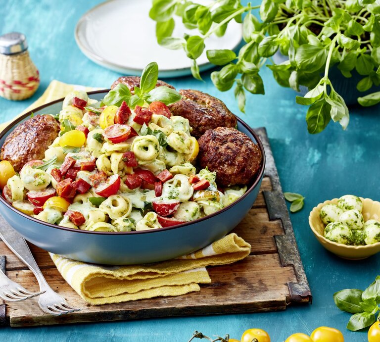 In einer Schüssel ist ein Tortellinisalat mit Hackbällchen angerichtet. Er ist mit Gemüse und Gewürzen verfeinert. | © EAT CLUB / Isabell Triemer