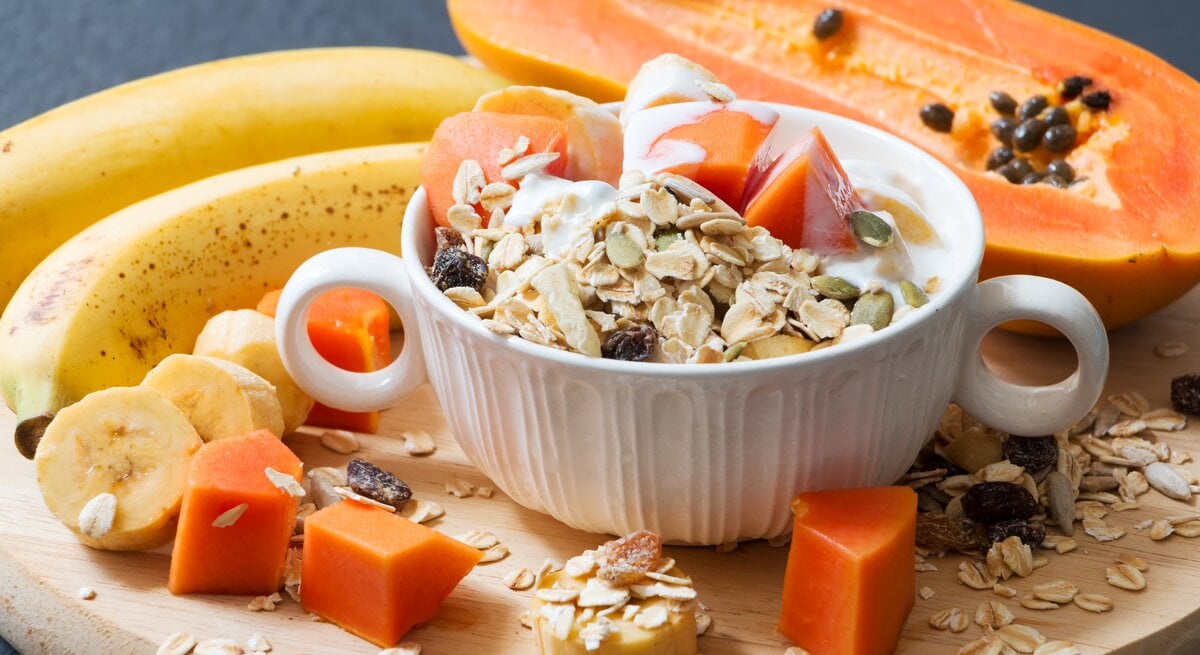 Papaya und Banane enthalten vergleichsweise wenig Fructose. 