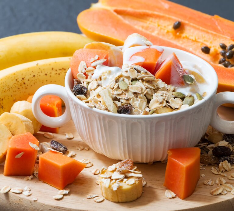 Papaya und Banane enthalten vergleichsweise wenig Fructose.  | © Getty Images/ photograph by dorisj