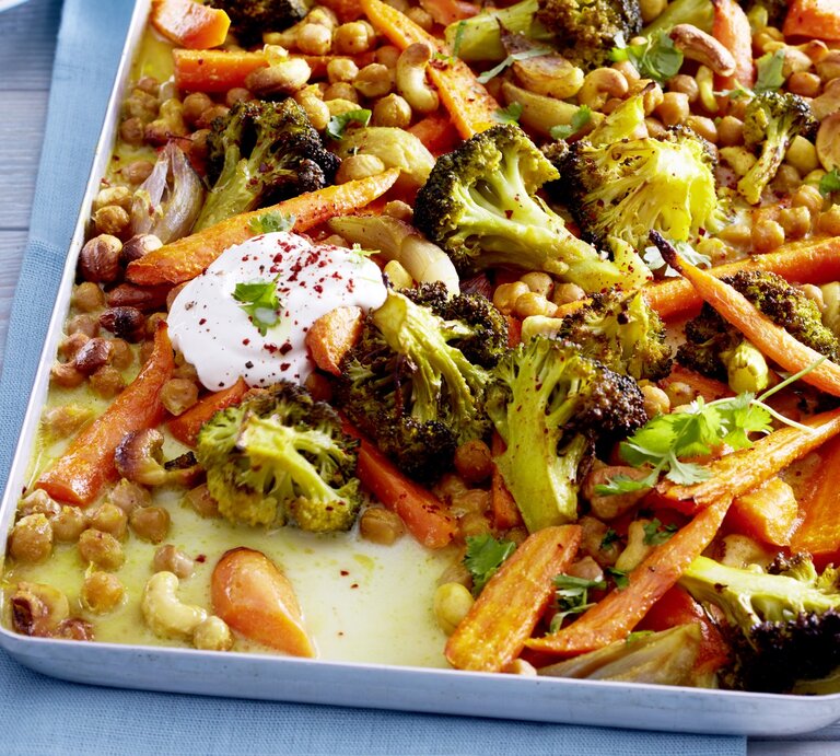 Gemüsecurry vom Blech aus Brokkoli, Kichererbsen,  und feinen Möhren, serviert mit würzigem Joghurt und Chiliflocken.  | © EAT CLUB / Isabell Triemer