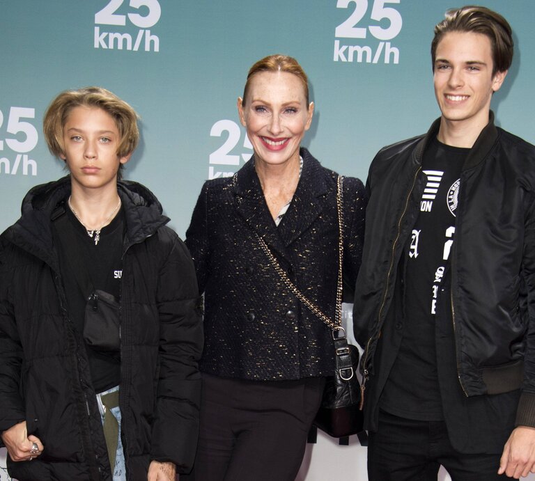 Andrea Sawatzki mit ihren beiden Söhnen Moritz Berkel und Bruno Berkel bei der Kinopremiere von 25km/h. | © Imago/Frederic Kern