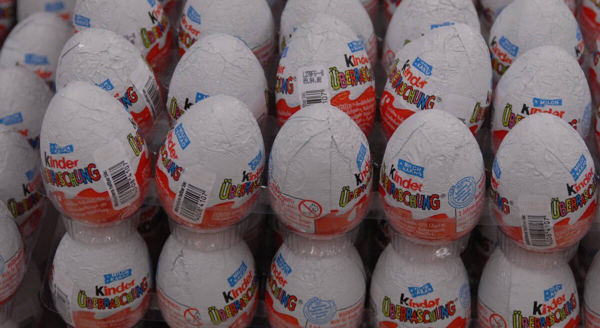 Mehrere Stiegen aus Plastik mit Überraschungseiern von Kinder.