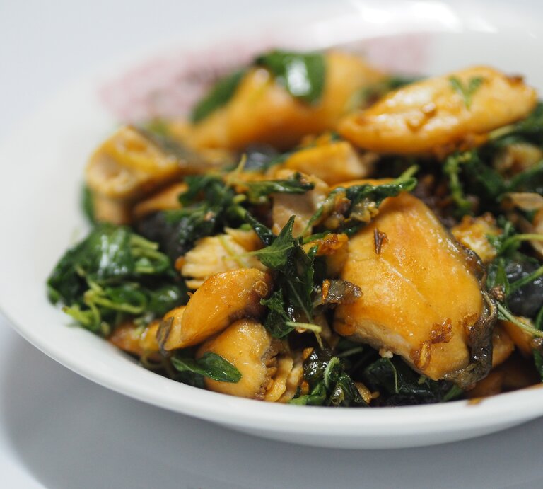 Eine Schale Mangold-Kartoffeln, sehr dicht herangezoomt. | © Getty Images/ Penpak Ngamsathain