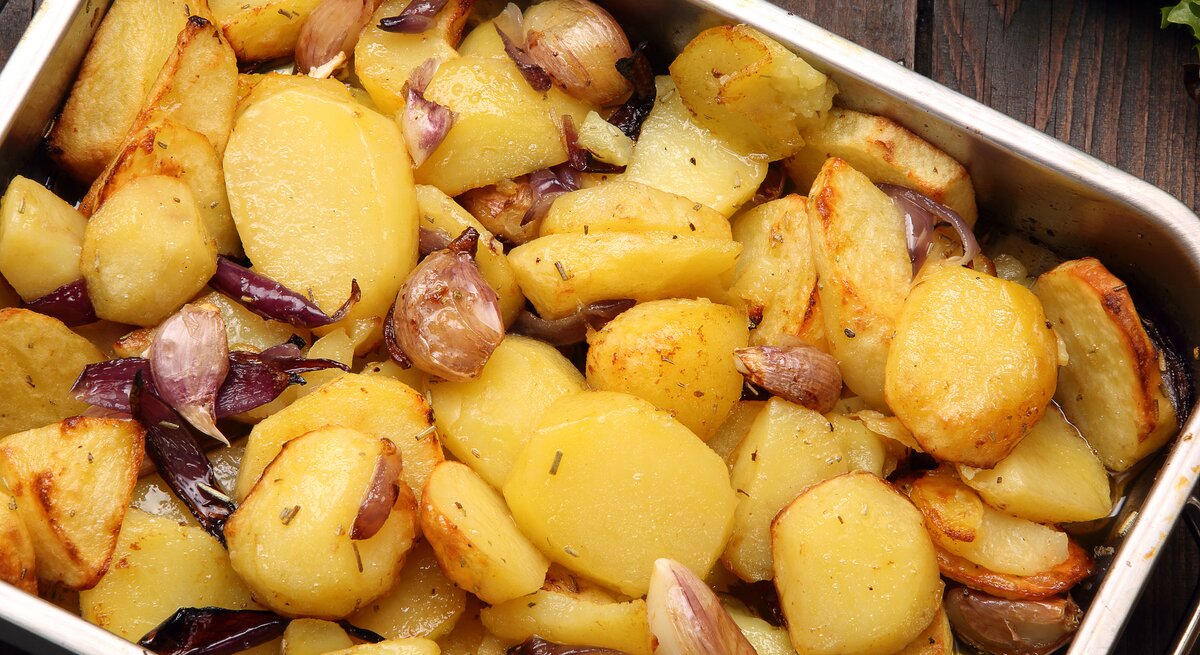 Schmelzkartoffeln mit Knoblauch und Ziwiebeln in Backblech.