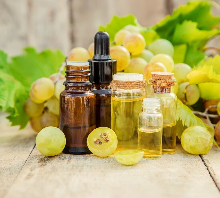 Traubenkernöl in keinem Glas, Trauben | © iStock / Yana Tatevosian